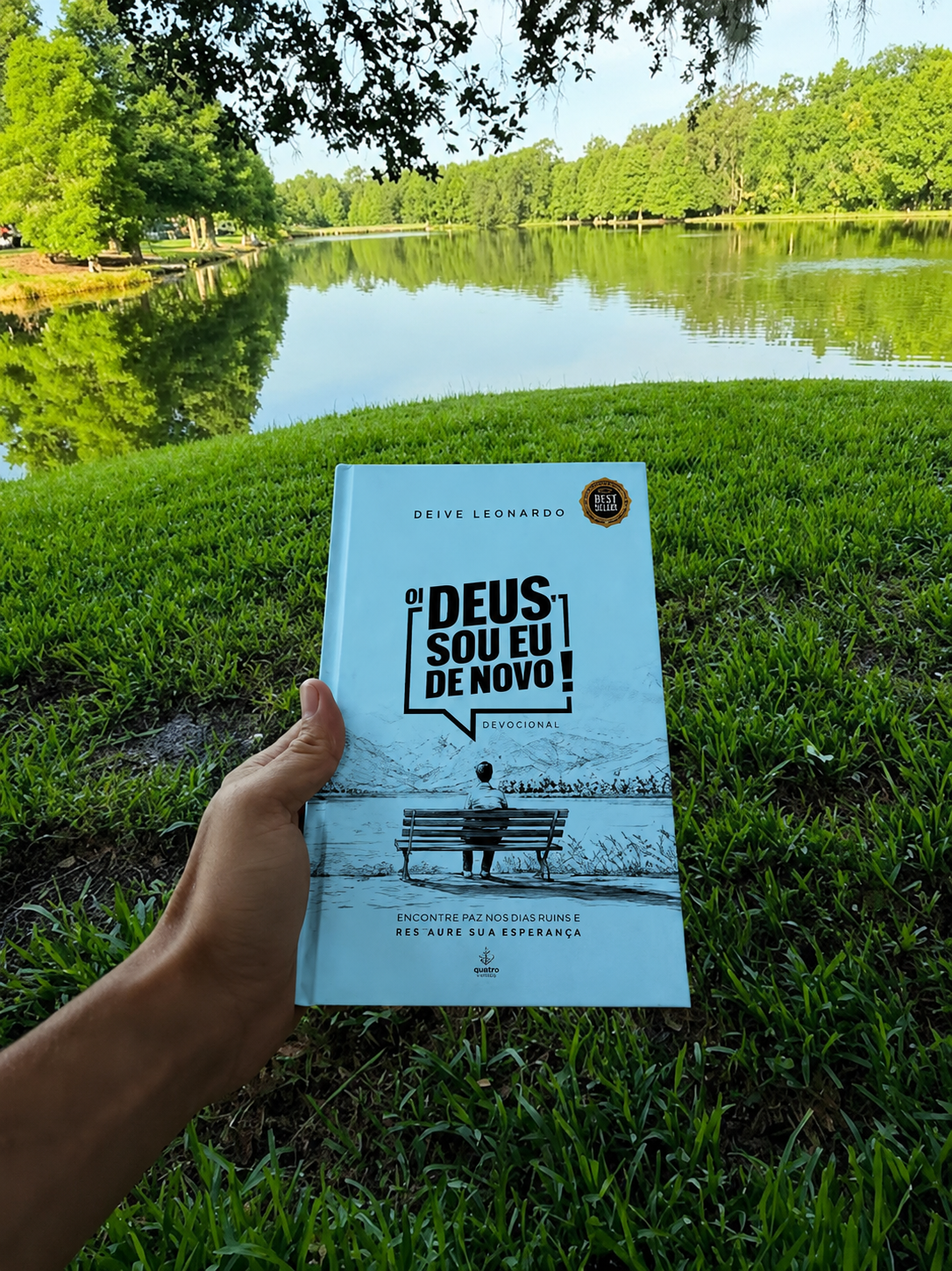 Devocional Oi Deus, sou eu de novo segurado em frente a um lago